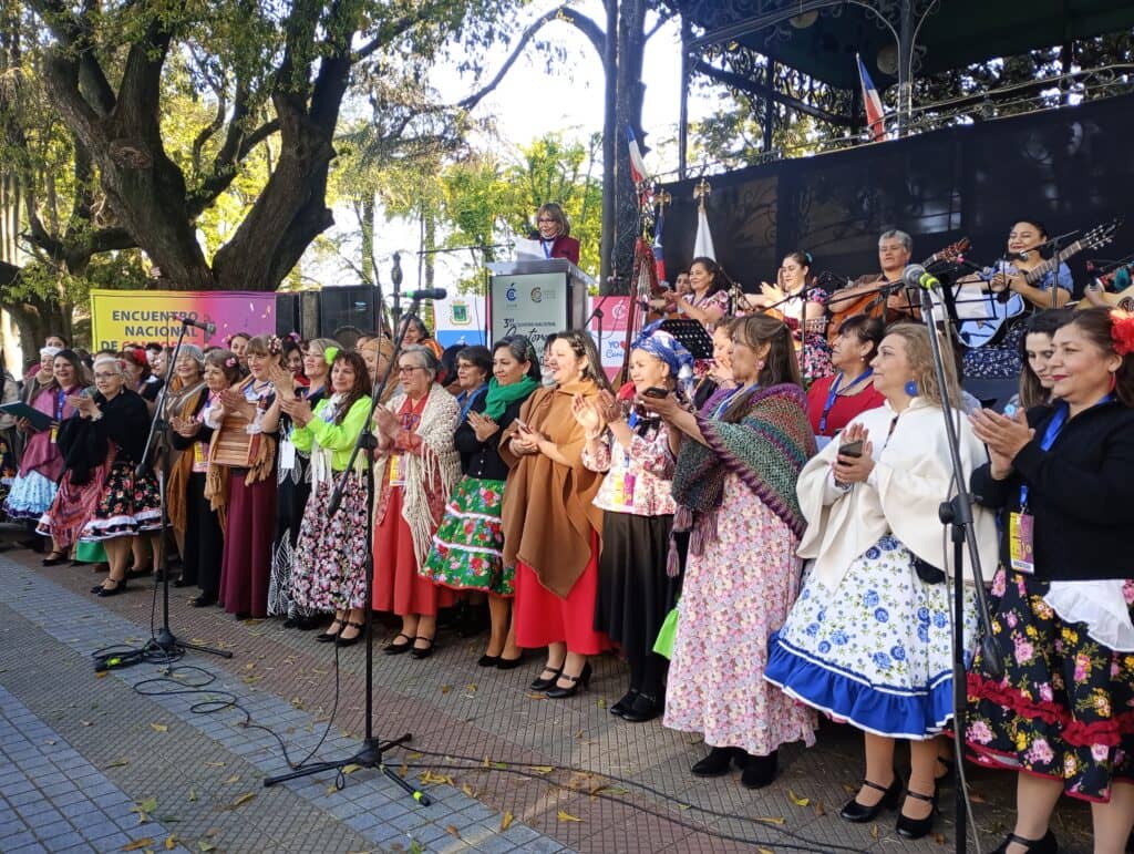 Tercer Encuentro Nacional de Cantoras se realizó en la Plaza de Armas de Curicó