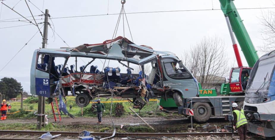 Tribunal de San Pedro de La Paz dejó en prisión preventiva a chofer de microbús que colisionó con tren y dejó siete muertos