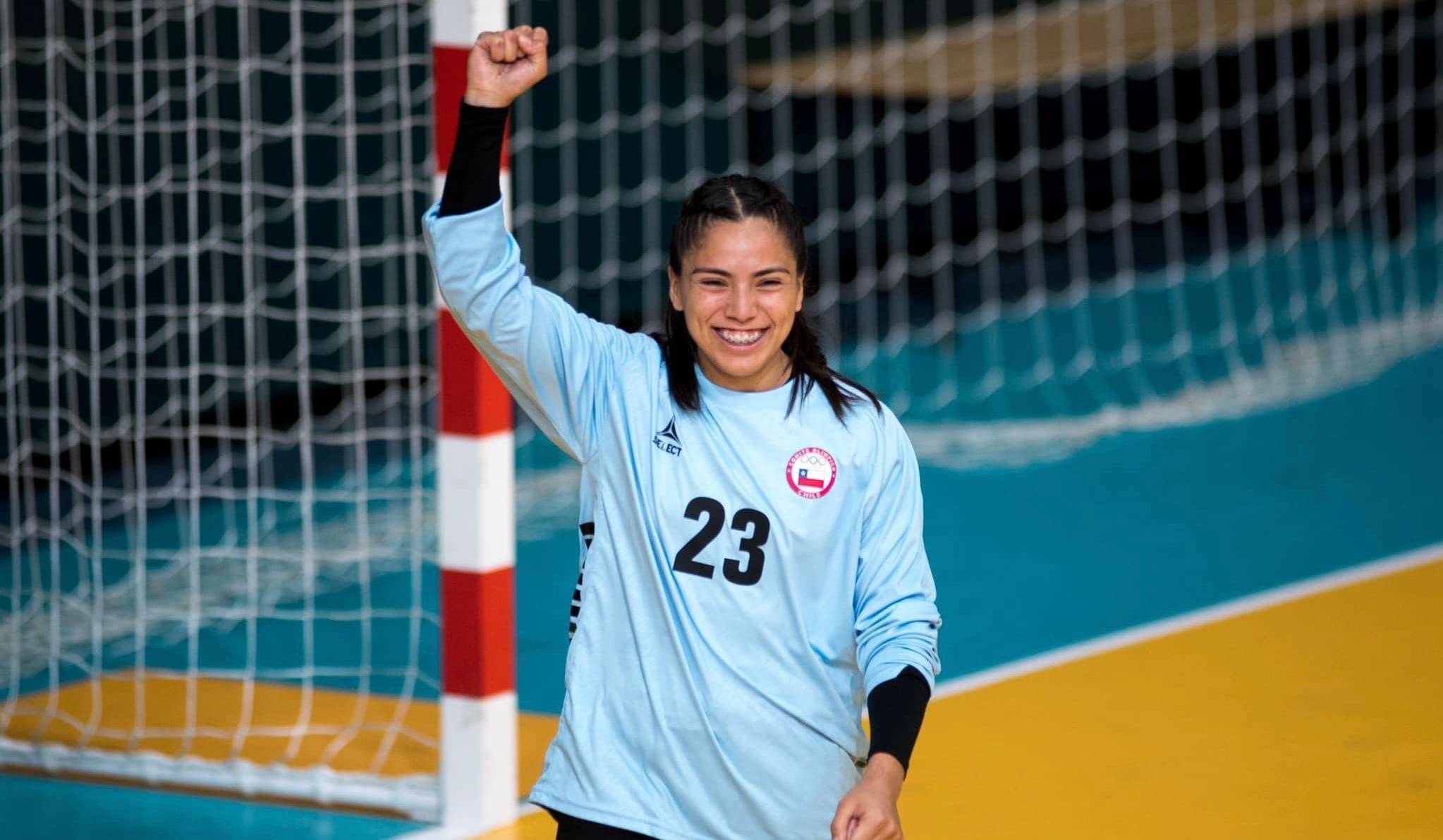 Madeleine Cortez: la joven sonriente que deslumbra en Santiago 2023