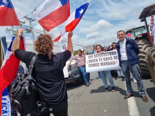 Alcalde de Curicó apoyó manifestación de agricultores de la Cuenca del Mataquito