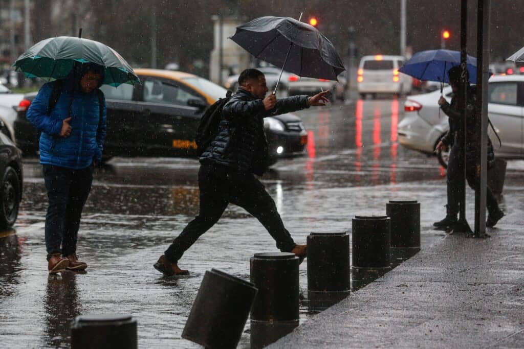 Lluvia y nieve confirmadas para 6 regiones del país: ¿Dónde y cuándo lloverá?