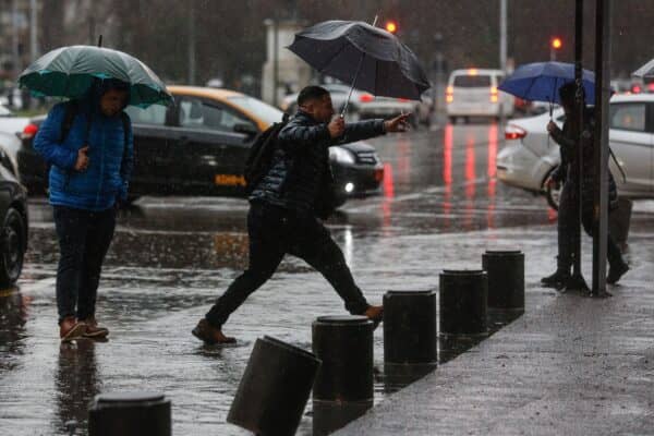 Lluvia y nieve confirmadas para 6 regiones del país: ¿Dónde y cuándo lloverá?
