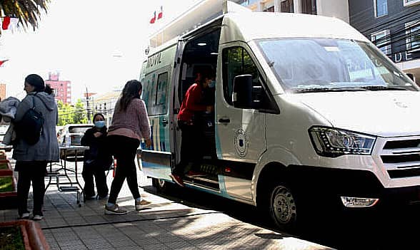 Clínica móvil toma examen del PAP a mujeres de Curicó en la plaza de armas