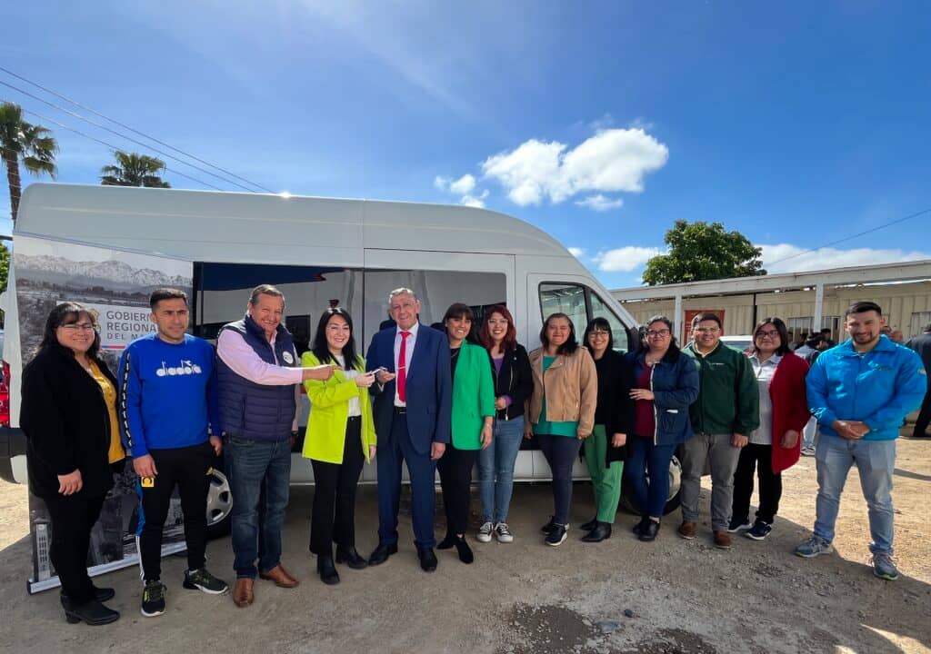 Gobierno Regional del Maule entregó nuevo minibús a Daem de Rauco