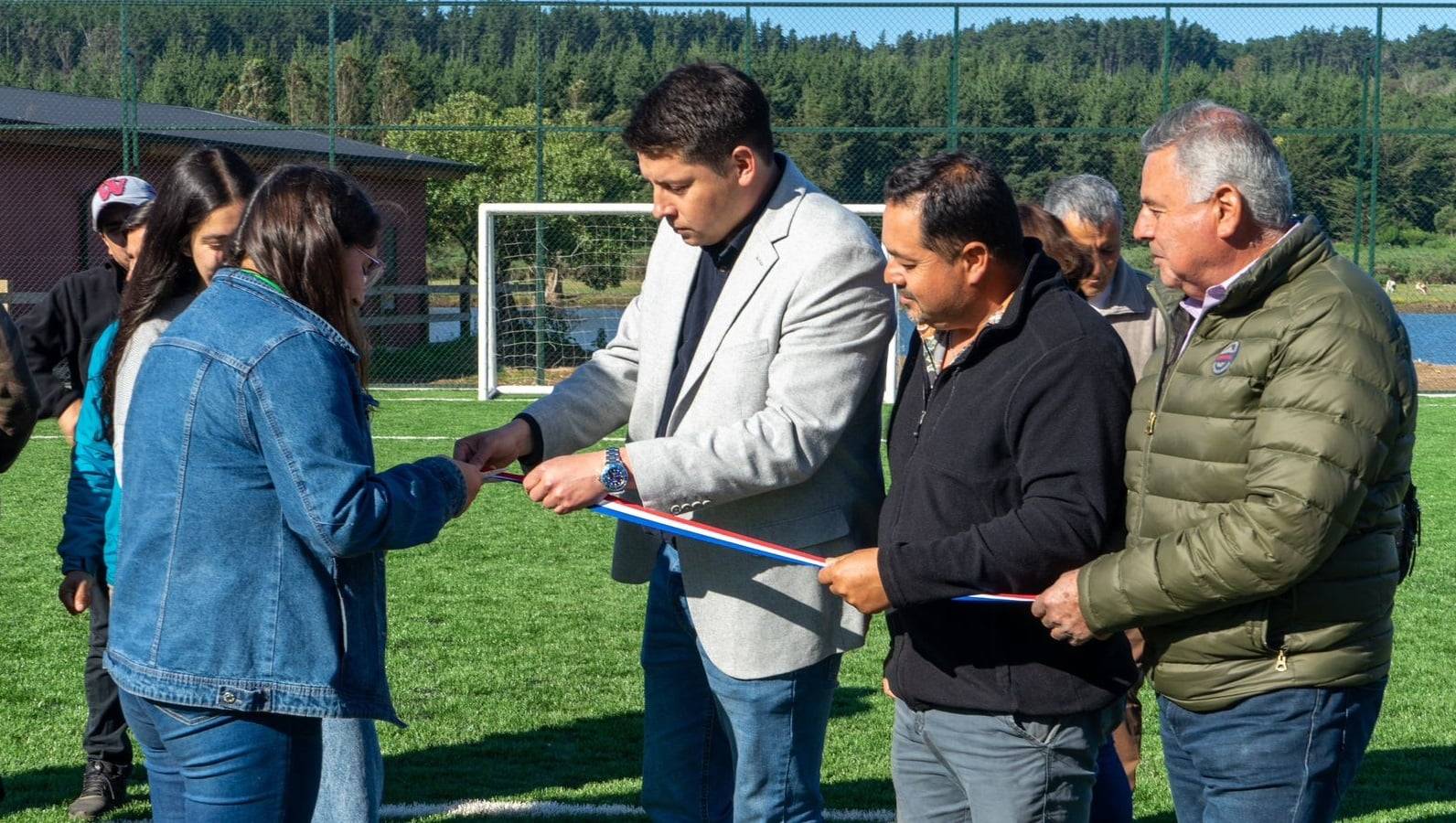 Vichuquén inaugura nueva cancha de pasto sintético en Llico