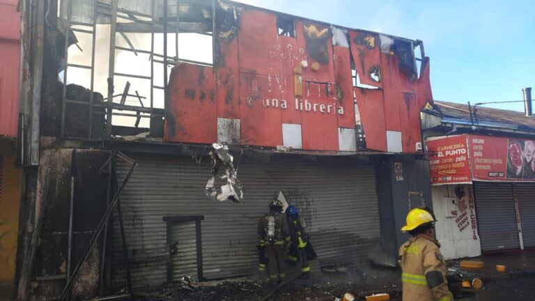 Internan provisoriamente a imputado por incendio que afectó tres locales en Curicó