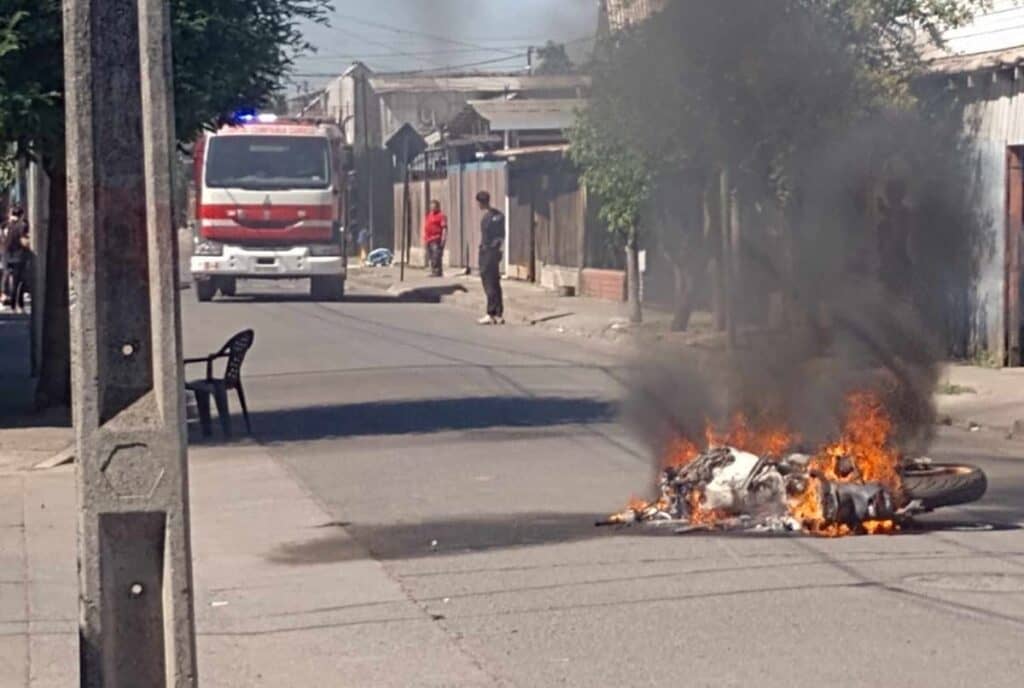 Incendian motocicleta robada en Población Prosperidad de Curicó