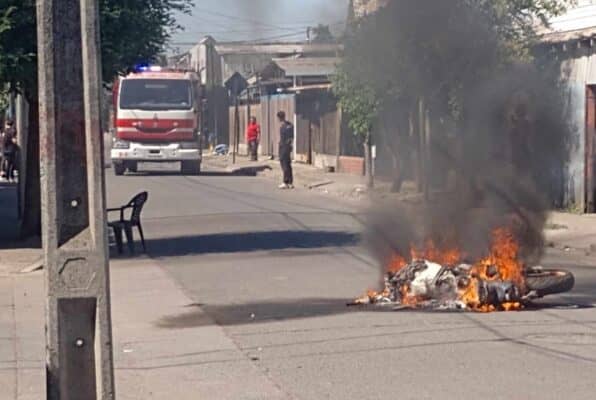 Incendian motocicleta robada en Población Prosperidad de Curicó