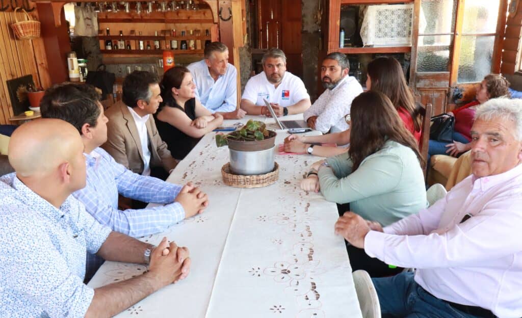 Alcalde de Rauco y seremi de Obras Públicas revisaron proyectos en sectores de la comuna
