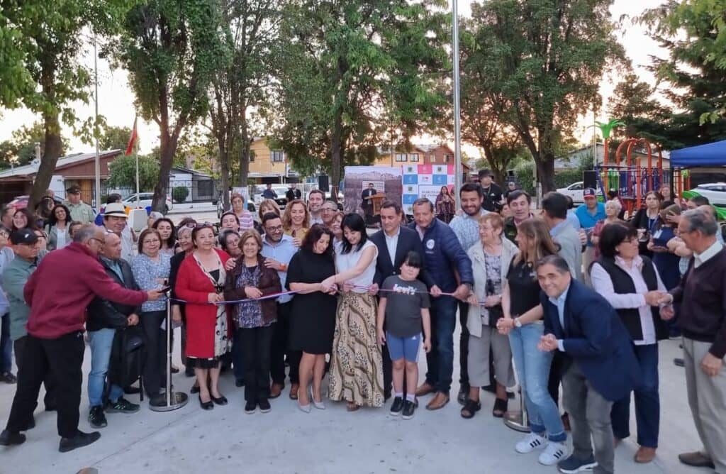 Vecinos de Villa Los Cisnes de Curicó inauguraron plaza interactiva y nuevas veredas