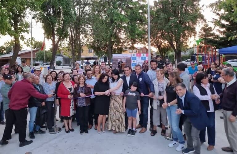 Vecinos de Villa Los Cisnes de Curicó inauguraron plaza interactiva y nuevas veredas