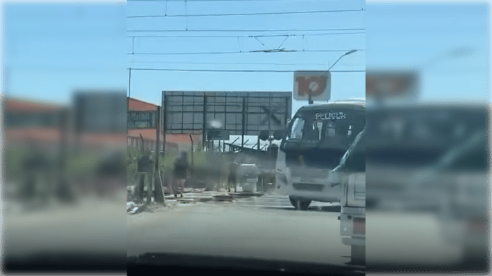 Denuncian a conductor de locomoción pública que cruzó línea férrea con las barreras abajo