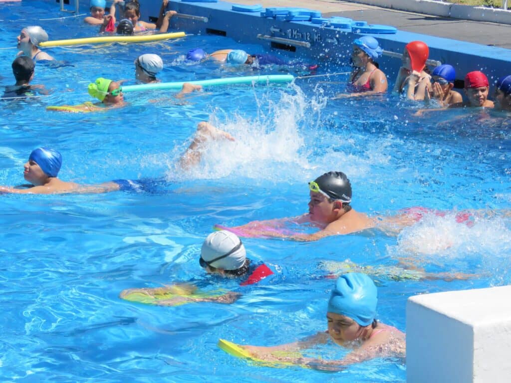Este sábado se abren las inscripciones para los cursos de natación de la Corporación de Deportes de Curicó