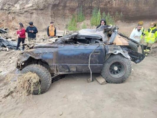 Jeep cayó desde cerro frente a caleta de Duao y dos personas resultaron lesionadas