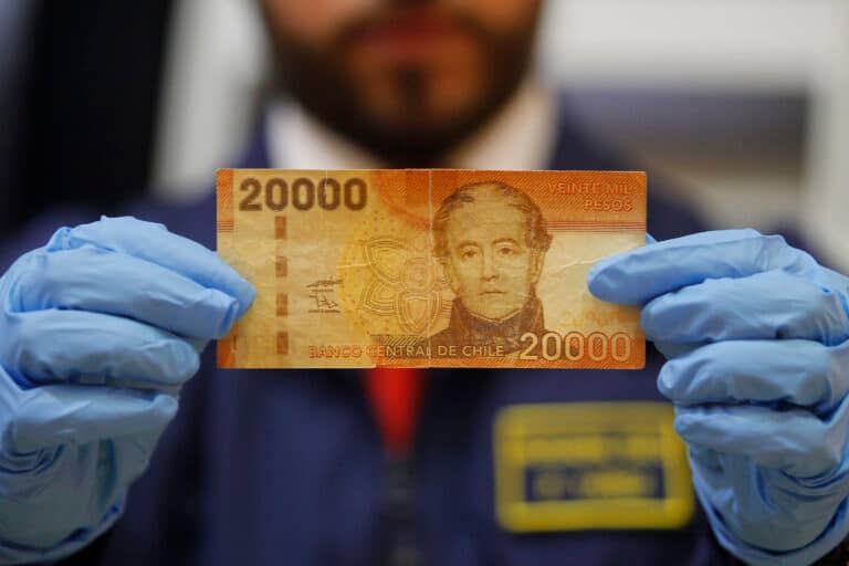 Detienen a hombre por pagar cervezas con billete falso en Cauquenes: Portaba más de $2 millones en dinero falsificado