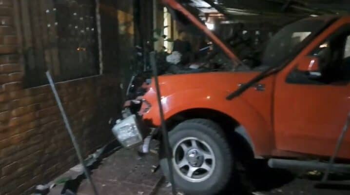 Conductor chocó un auto estacionado y dejó serios daños en dos viviendas del sector Santa Fe