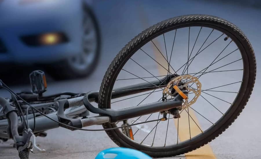Ciclista en riesgo vital tras ser colisionado por camioneta en Curicó