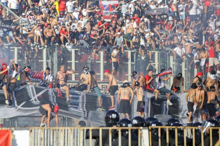 Hinchas de Colo Colo destruyen tablas de memorial de DD.DD de Estadio Nacional