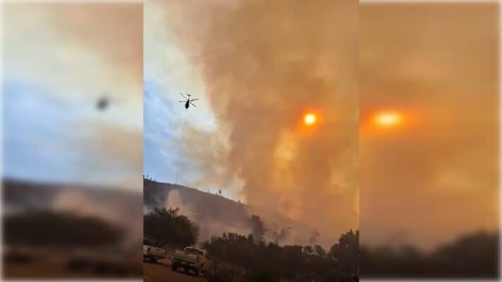 Conaf y empresas privadas siguen combatiendo incendio forestal en Huaquén