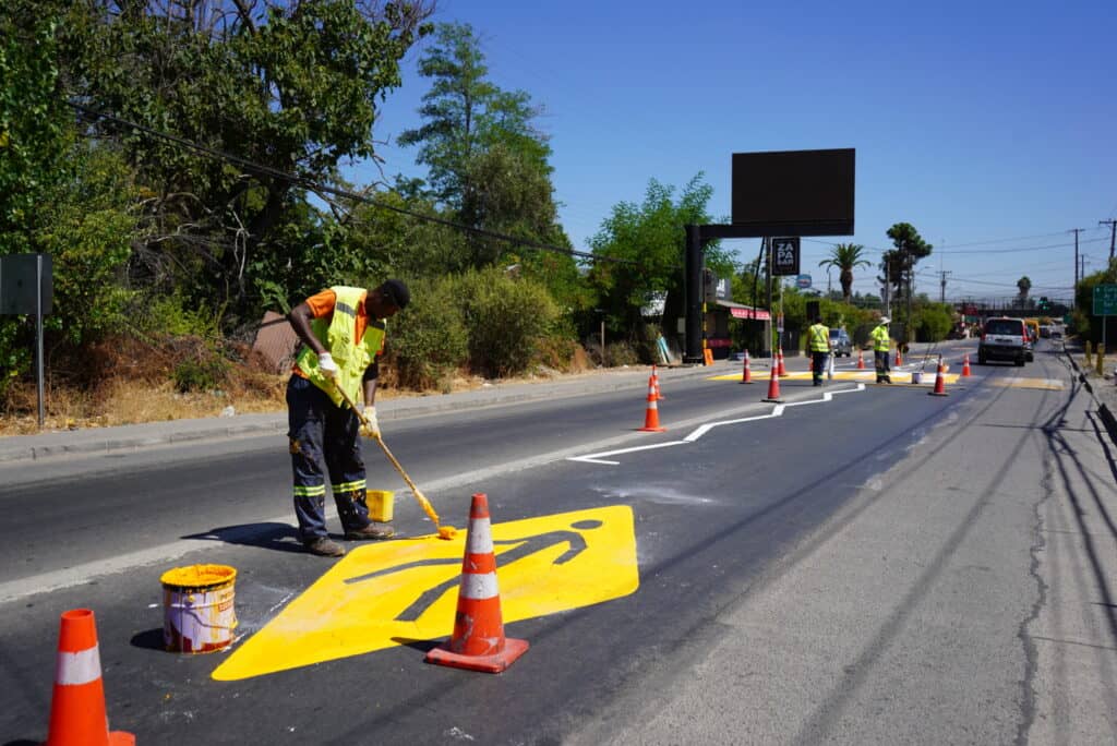 Municipio de Curicó realiza demarcación vial frente a establecimientos educacionales ante inicio de clases