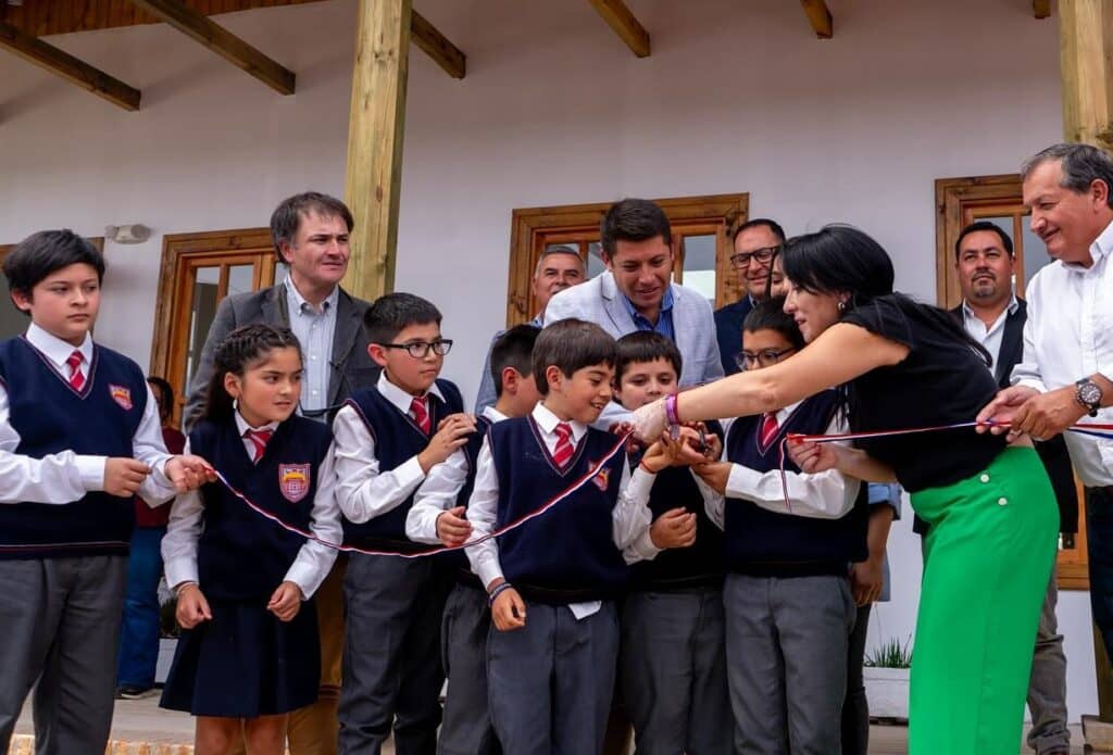 Inauguran salas de Liceo Nuevo Horizonte de Vichuquén tras 9 años de incendio
