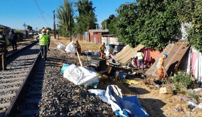 Carabineros y Seguridad Pública de Curicó retiraron rucos en costado de la línea férrea