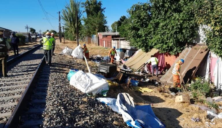 Carabineros y Seguridad Pública de Curicó retiraron rucos en costado de la línea férrea