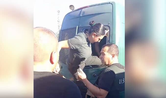 Gendarmes e internas de Talca debieron dañar furgón institucional para evacuar tras quedar en panne