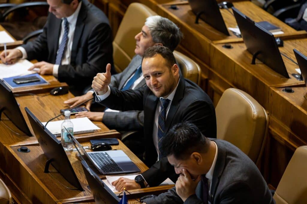 Evópoli nombra a diputado Jorge Guzmán como nuevo jefe de bancada en el Congreso