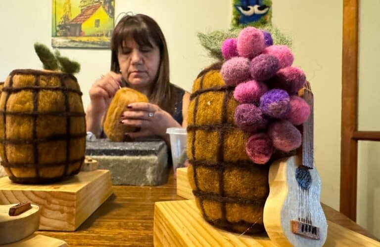 Artista local fabricó galardones que se entregarán en la Fiesta de la Vendimia de Chile 2024