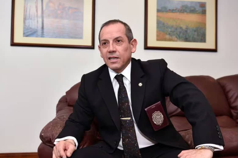 Dictan prisión preventiva para exdirector de la PDI por violación de secreto