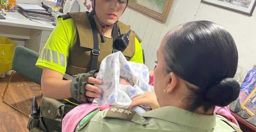 Rescatan a bebé de dos días abandonado en Recoleta: estaba al interior de una mochila
