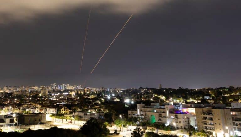 Israel dice que Irán ha lanzado más de 200 drones, misiles de crucero y balísticos