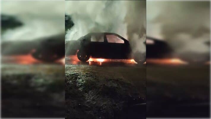 Elemento cortante salva la vida de joven tras quedar atrapado en vehículo incendiado 