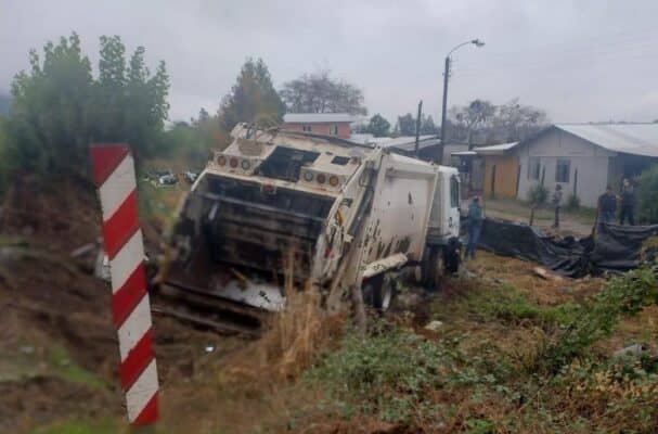 Funcionario municipal de Hualañé murió en choque de camiones en la Ruta J-60