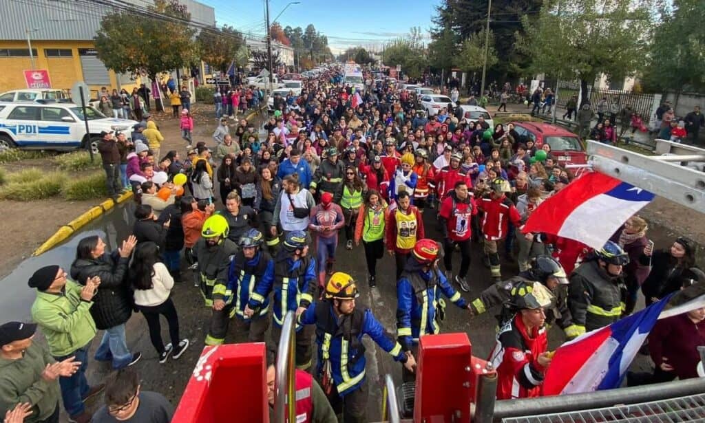 Bomberos del Maule acompañan a Camila Gómez en su caminata por la región
