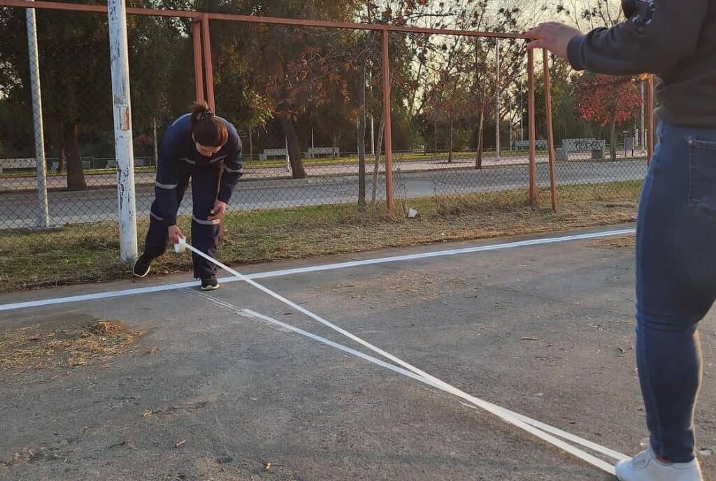 Diputada Mercedes Bulnes lidera jornada de voluntariado para restaurar cancha de La Costanera de Talca