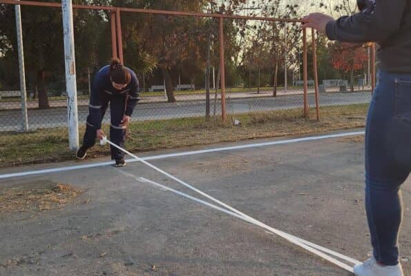 Diputada Mercedes Bulnes lidera jornada de voluntariado para restaurar cancha de La Costanera de Talca