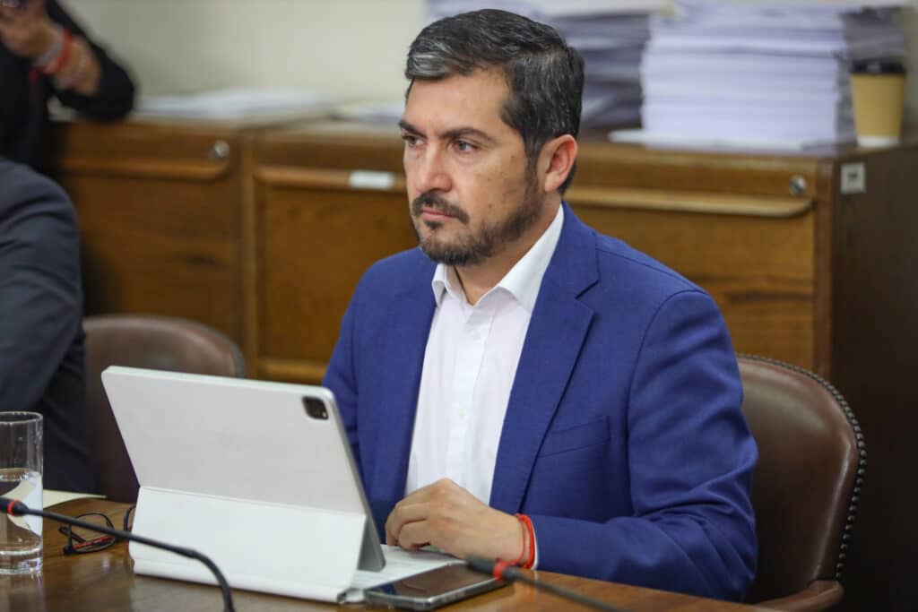Diputado Hugo Rey valoró aprobación de resolución que solicita al Presidente suspender implementación de los SLEP