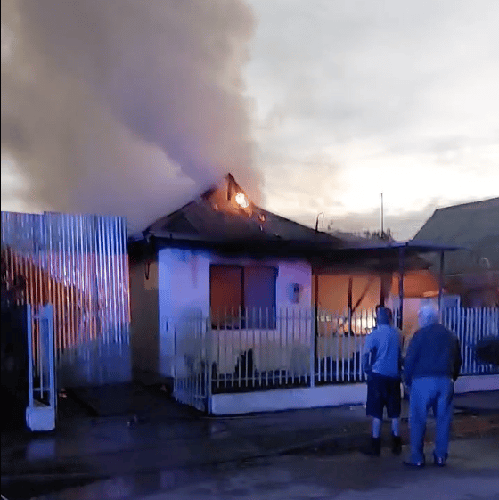 Incendio destruyó vivienda y dejó tres damnificados en Villa Millaray de Rauquén