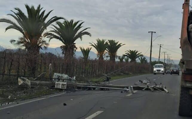 Interrumpen tránsito a Los Guindos por choque de poste eléctrico