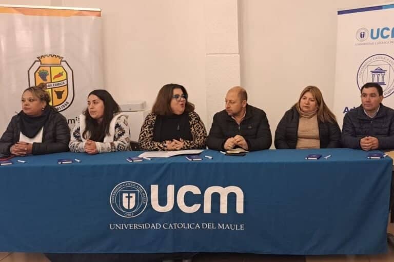 Municipio de Sagrada Familia y UCM firmaron convenio para capacitar a dirigentes sociales