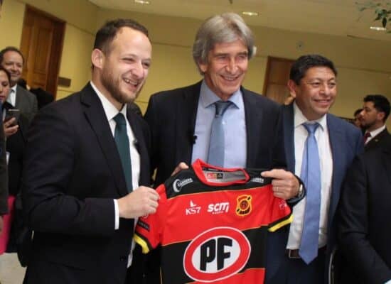 Cámara Baja realizó homenaje a Manuel Pellegrini y diputado Guzmán le regaló camiseta de Rangers de Talca