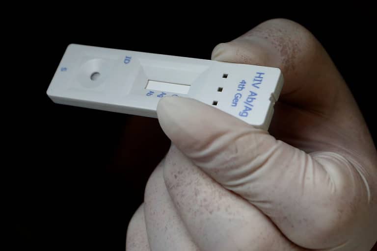 Farmacia Popular de Curicó entrega autotest de VIH gratuito