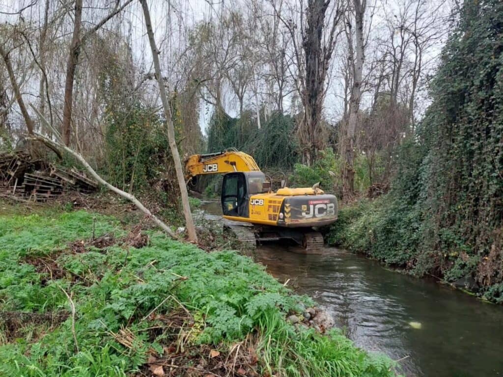 Municipio de Rauco realiza trabajos preventivos en puntos críticos previo a sistema frontal