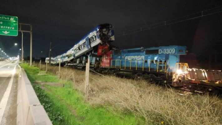 Tren de pasajeros de EFE choca con convoy de carga en San Bernardo