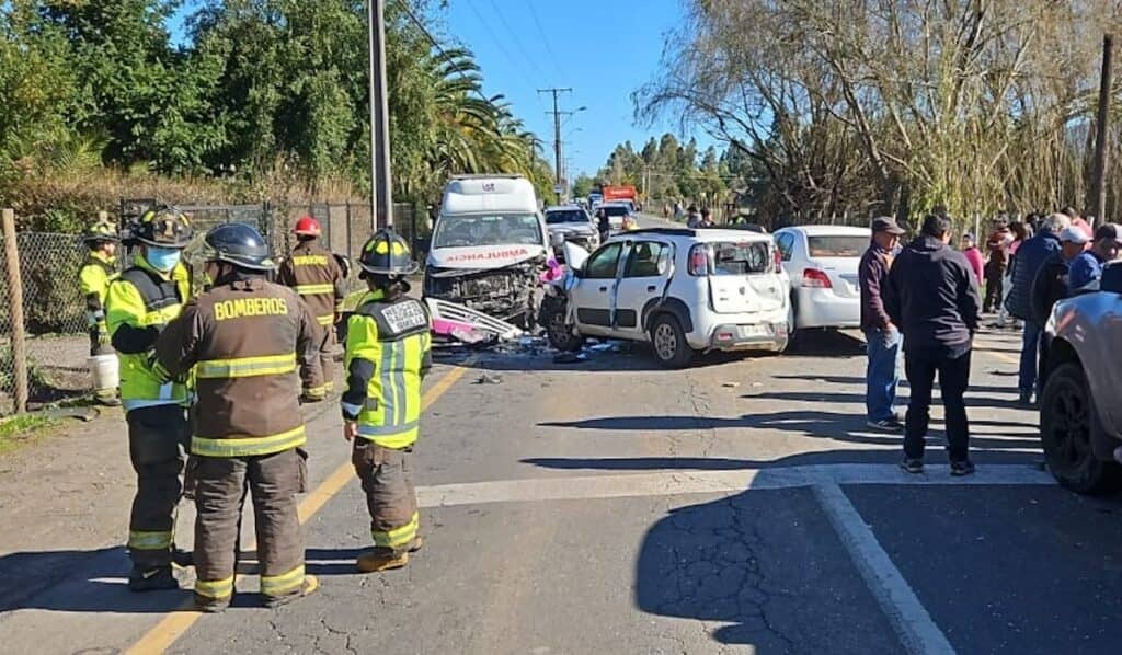 Colisión frontal entre automóvil y ambulancia deja tres heridos en camino a Sagrada Familia