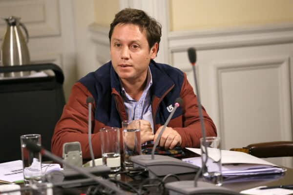 Precandidato a gobernador insta a presentar proyecto que rebaje las cuentas de la luz en el Maule