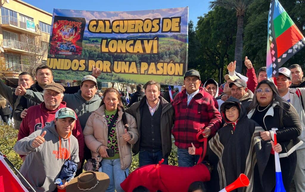 Candidato a gobernador del Maule Álvarez-Salamanca se unió a protesta a favor de carreras de perros frente al Congreso
