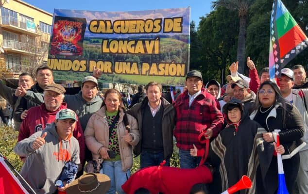 Candidato a gobernador del Maule Álvarez-Salamanca se unió a protesta a favor de carreras de perros frente al Congreso